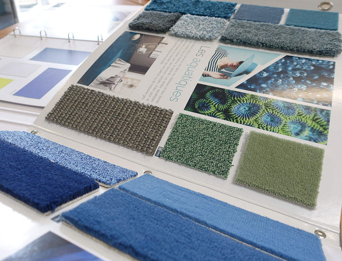 Catalogue des moquettes avec nuancier peinture tonalité bleu