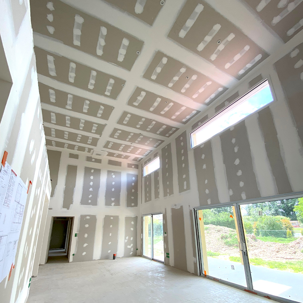 Rénovation d'une pièce haute sous plafond